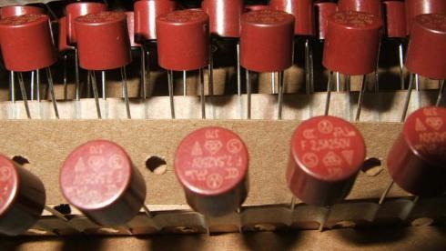 T 125mA/250V - Piirilevysulake, juotettava. Rasteri 5mm.