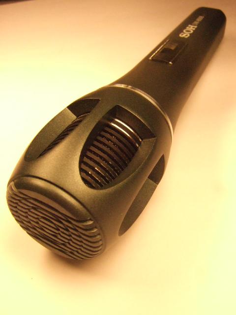 DM8008 - Mikrofoni (uni-directional ). Imp. 600 ohm. Irroitettava johto (XLR/plug), pituus 3m.