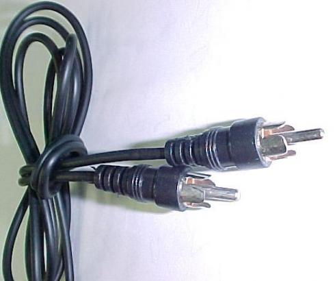 RCA -johto 1m - Häiriösuojattu linjajohto rca-liittimillä. Uros - uros liittimet, pituus 1m.