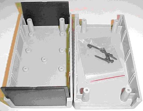 G105 - LAITEKOTELO 150x80x58mm harmaa, musta