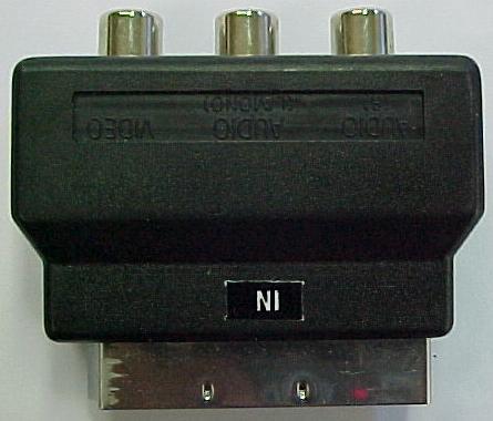 AA272 - SCART in/3xRCA (stereoääni, kuva)