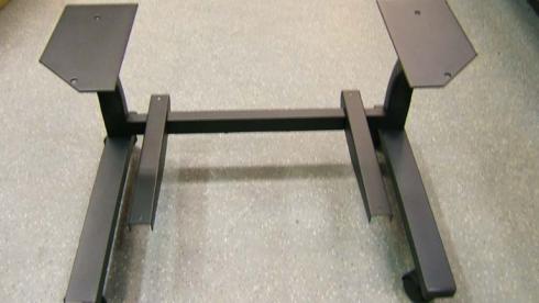 Laitetason runko - Laitetasorunko yleiskäyttöön. Käytetään esim. liimapuulevyn kanssa. Tukeva rakenne, metallia. Paikat kahdelle tasolle. Sisältää huonekalupyörät 4 kpl. Leveys säädettävissä. NOUTOTUOTE !