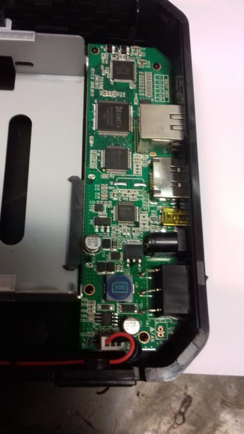 IOCELL Netdisk solo newfast 351 - NAS-VERKKOPALVELIN, Iocell netdisk solo 351 sisältää kaapelit, softan ja virtalähteen (ei sisällä kovalevyä).