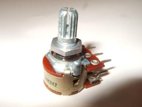 ALPS 2x100k - Logaritminen stereopotikka, 2x 100kohm. Porrastettu säätö ( 21-pykälää ). Akseli 6mm, uritettu. Valmistaja: Alps, Japan.
