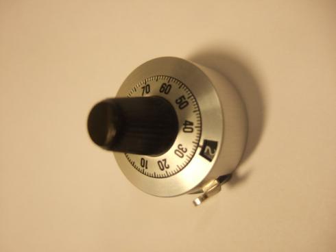 Monikierrosnuppi DIGITOOL mod25 - 6mm akselille. Kartiokiinnitys sileille ja uritetuille akseleille. Asteikkokerroin 0..20. Nuppiosa n. 10X13mm, runko-osa n. 25X13mm. Lukitusvivulla.