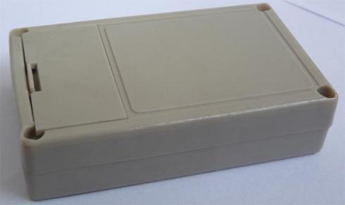 G01 - Muovikotelo, jossa erillinen luukku/tila 9V-paristolle. Mitat n. 102x62x26mm