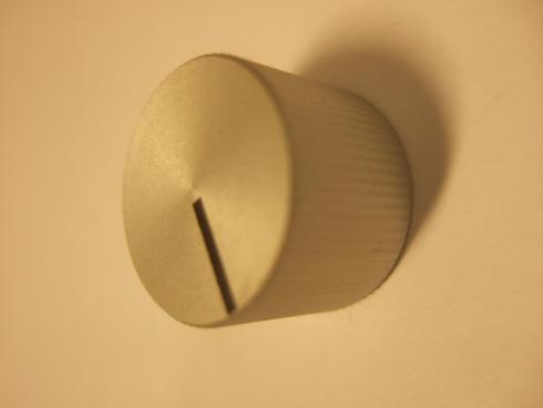 Nuppi n. 17X13mm - 4mm akselille. Ruuvikiristys kyljessä. Hopea/musta osoitinviiva. Metallia