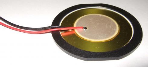 Piezo-elementti 50mm-KPR5010L - Valmiiksi johdotettu piezolevy reunavahvistuksilla. Tyyppi: KPR-5010L. Sopii mm. mikrofoni ja triggerikäyttöön.