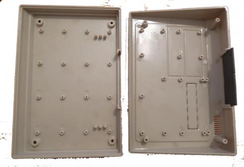 G003 laitekotelo - Viistokotelo. Paikka LCD-näytölle. Erillinen, irroitettava takalevy ( n. 75X38mm). Kotelon mitat:200x135x80x35mm. Väri:harmaa