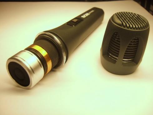 DM8008 - Mikrofoni (uni-directional ). Imp. 600 ohm. Irroitettava johto (XLR/plug), pituus 3m.