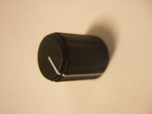 Nuppi 15X22mm, musta - 6mm akselille. Kartiokiinnitys sileille ja uritetuille akseleille. Musta. Osoitinviiva kuvasta poiketen vain lakissa ( kuvassa myös rungossa ) !