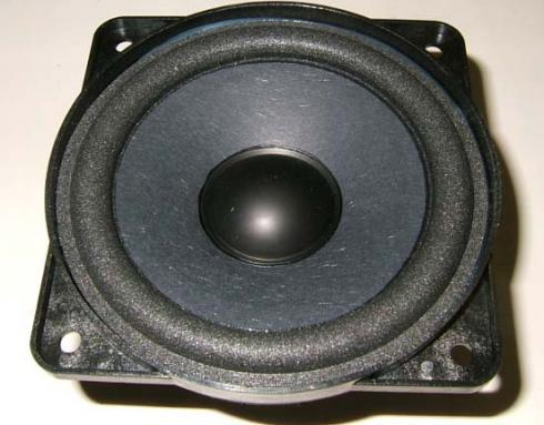 431 Bassokaiutin 4"/8 ohm - Woofer. Koko n. 114x114mmx60mm. Magneettisuojattu.