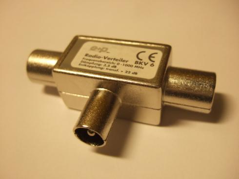 IEC T-haaroitin, metalli. - Antennihaaroitin. 1 uros/2 naaras. Metallirunko.