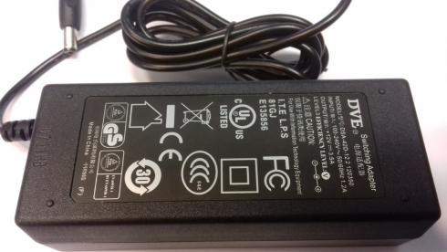 DVE/DSA-42D-122 - DC-virtalähde 12VDC 3.5 A / 42W ( input 110 - 240VAC ). Ulostuloliitin: 5.5mm/2.5mm. Irroitettava ensiöjohto.