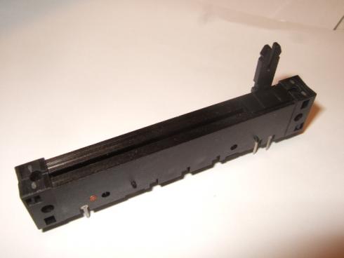Liukupotentiometri 2x47kohm - LOG. 87x9x14mm
