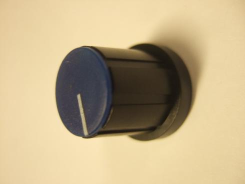 Nuppi n. 15X18mm - - 6mm ura-akselille. Musta/sininen lakkiosa/valkoinen osoitinviiva