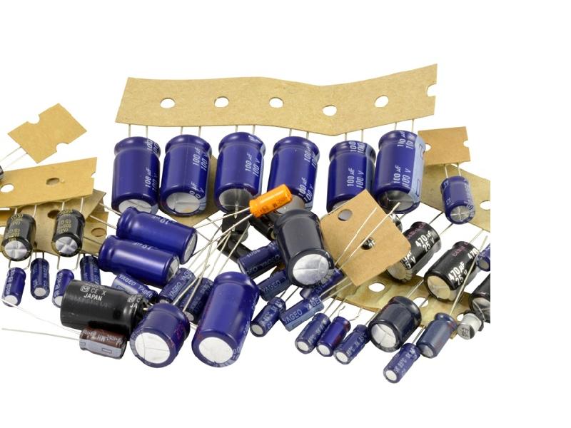 Elkolajitelma - Elektrolyyttikondensaattoreita reilu 40 kpl. Yleisimpiä arvoja 1uF - 1000 uF väliltä. Jännitekesto 16..63V ( 85 ja 105° ).