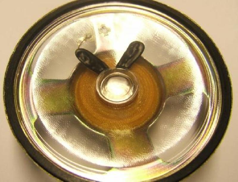 Yleiskaiutin 77mm, 10 kpl - Säänkestävä yleiskaiutin ( mylarkartio ) 77mm. Impedanssi 16ohm, 1..2W. Tarjous 10 kpl:n erä. Valmistaja: Grothe.