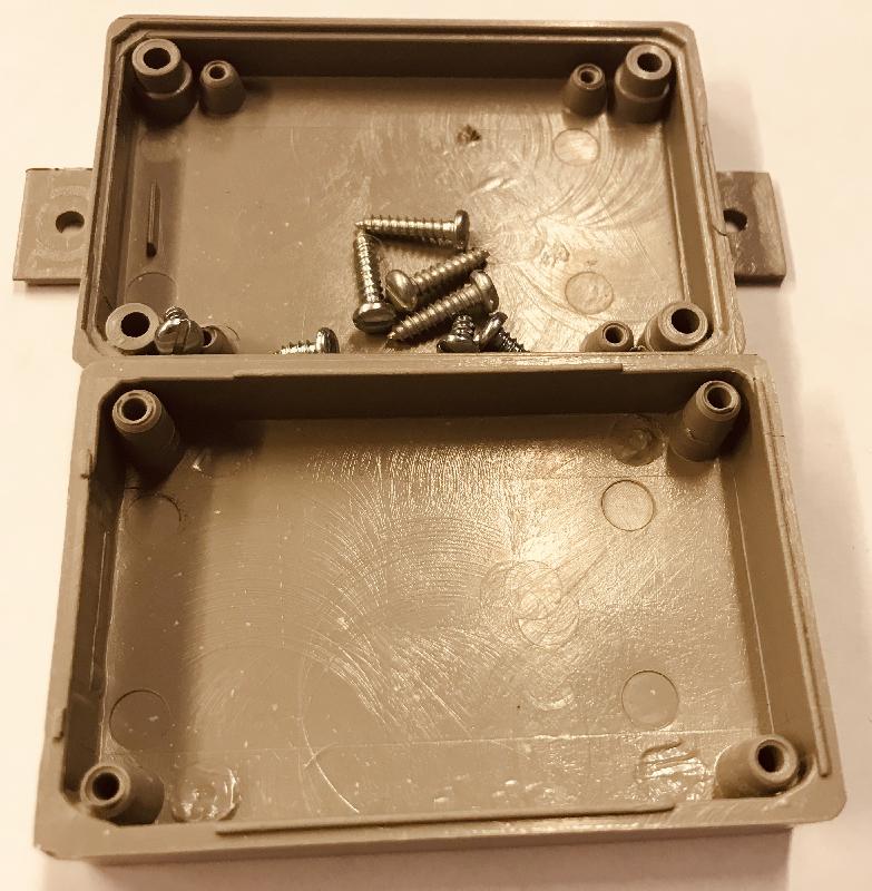 G09 - 75x50x24mm seinään kiinnitettävä LAITEKOTELO