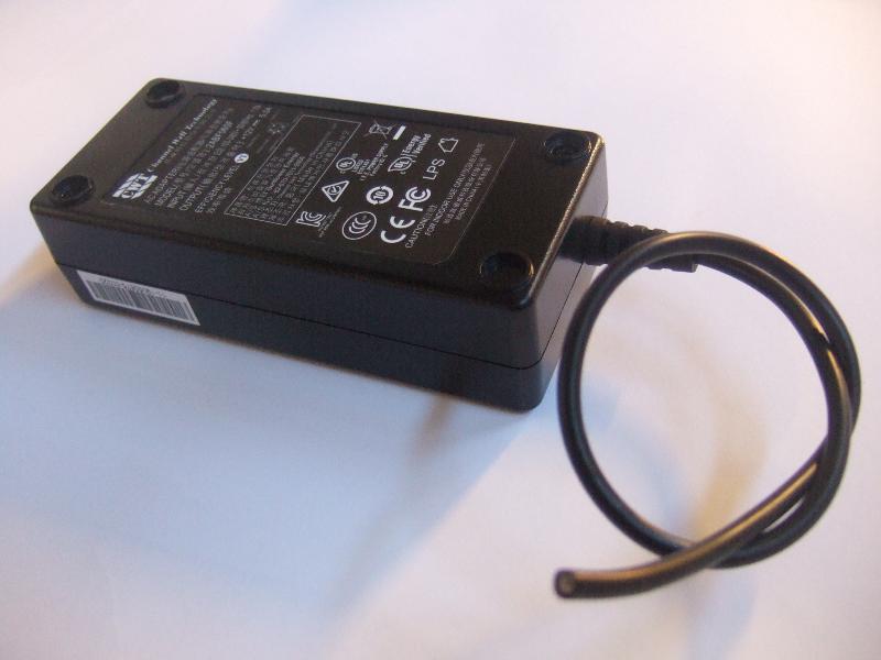 2ABF060F - Virtalähde 12VDC/ 5 A. Avoin johdonpää. Johdon pituus n. 30cm. TARJOUSTUOTE. Ei sisällä kojejohtoa.